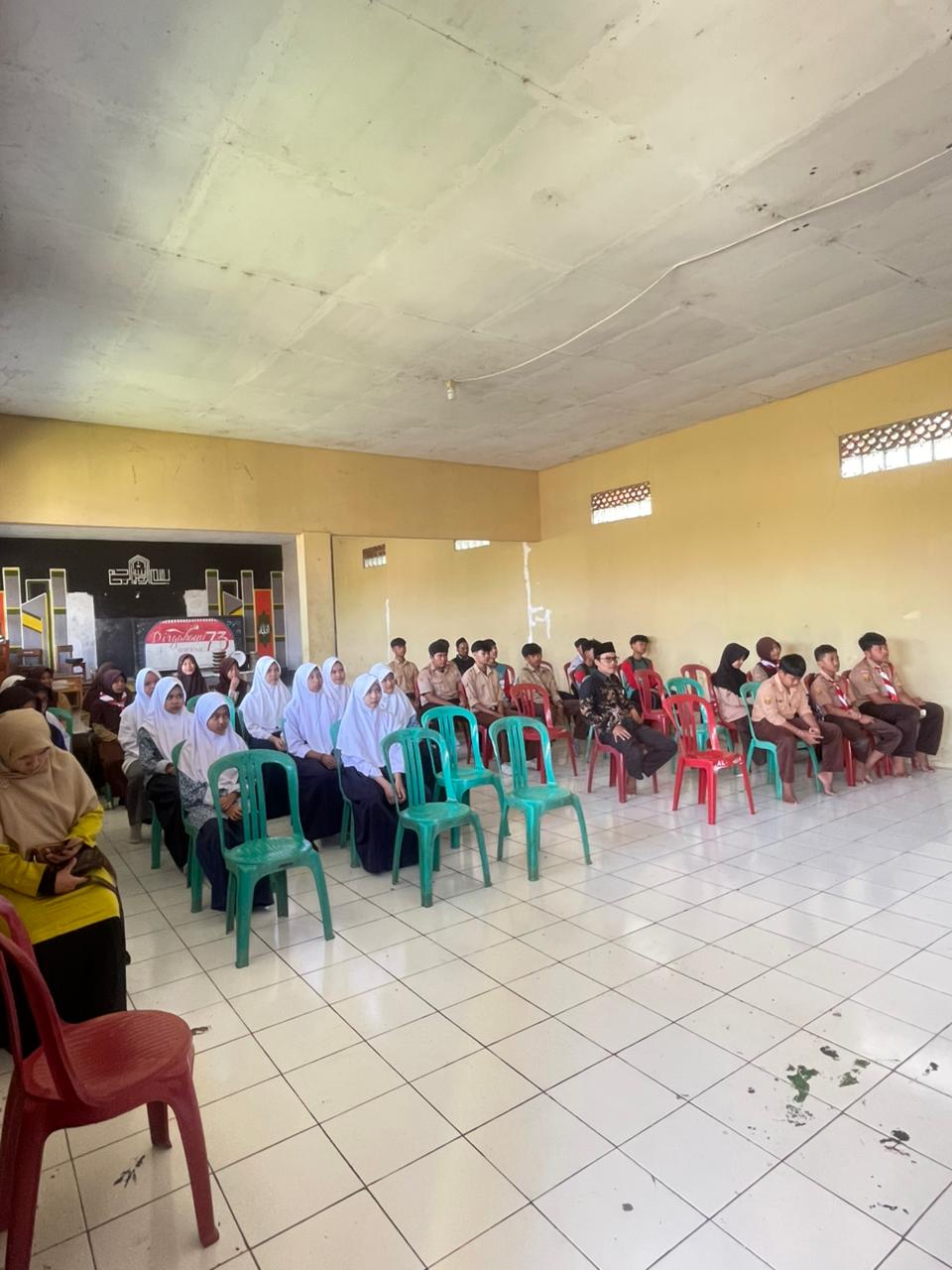 Peserta menyimak